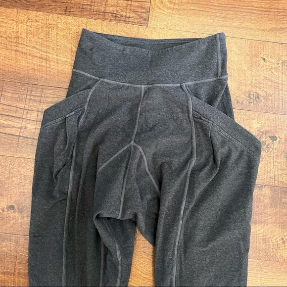 Lululemon womaens gray silver  2 two pocket pants stretchy size 4 - Picture 3 of 6